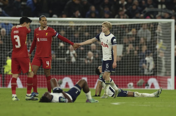 Tottenham thắng Liverpool 1-0 đầy tranh cãi