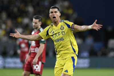 Ronaldo phản ứng với trọng tài trong trận đấu với Al Ettifaq